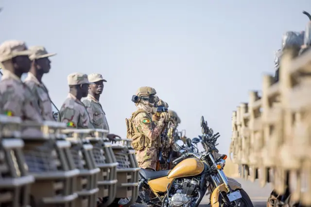 des soldats de la force unifiée de l'AES en opération, illustrant la coordination militaire entre les trois pays.