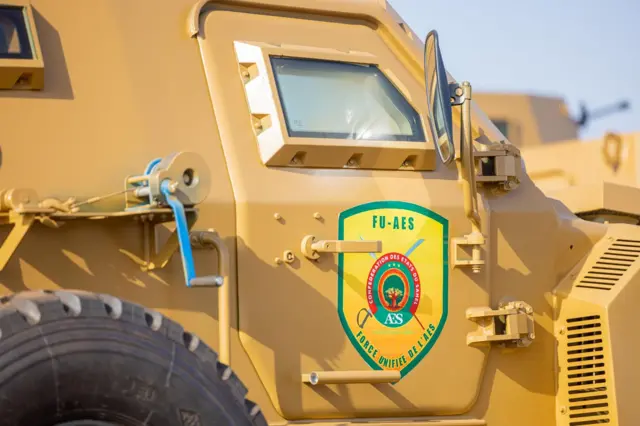 un véhicule militaire portant l'inscription 'fu-AES', symbole de la force unifiée de l'Alliance des États du Sahel.