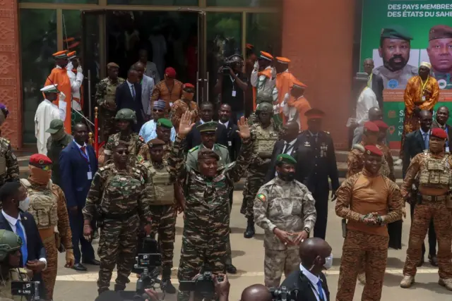 les dirigeants du Mali, du Niger et du Burkina Faso lors du sommet de Niamey en juillet 2024, marquant la création de la confédération des états du Sahel.