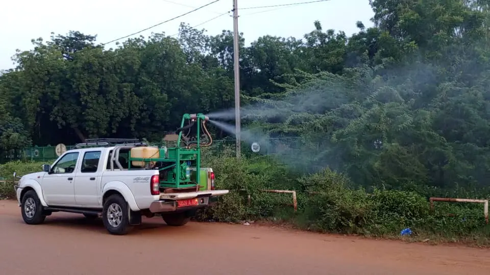 Pulvérisation de produits anti-moustiques à Ouagadougou pour lutter contre la dengue