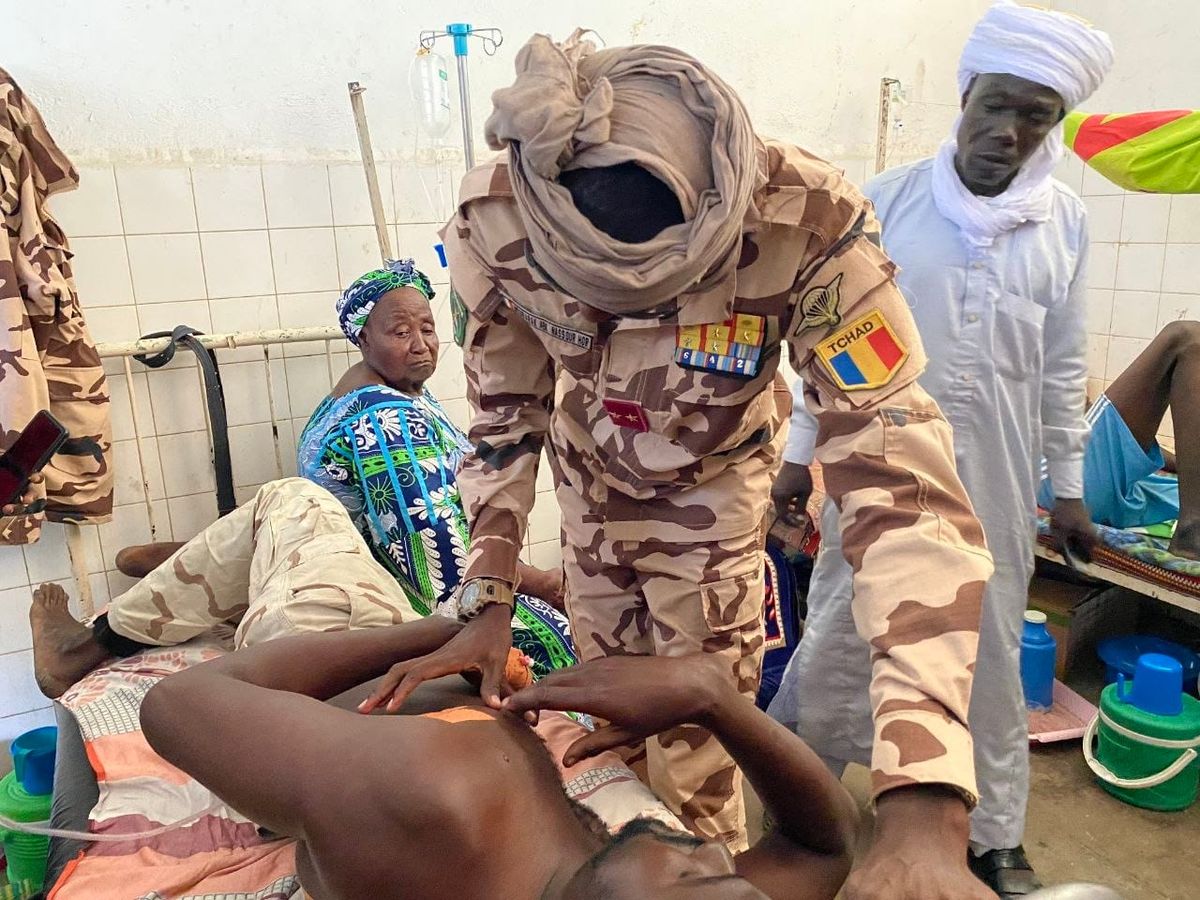 Rencontre du chef de la force tchadienne-centrafricaine avec les soldats blessés à Korbol
