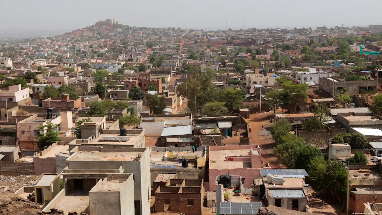 Bus incendié par des djihadistes sur une route vers Bamako