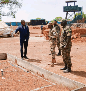 Faure Gnassingbé discutant avec les forces de sécurité lors de sa visite