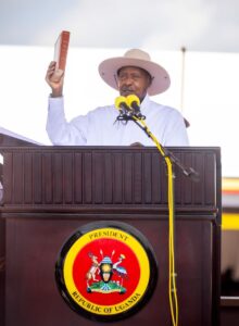 Faure Gnassingbé et Yoweri Museveni lors d'une poignée de main officielle