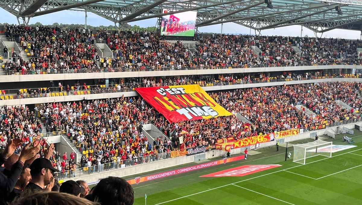 le kop du virage sud du stade marie marvingt lors d'un match du mans fc