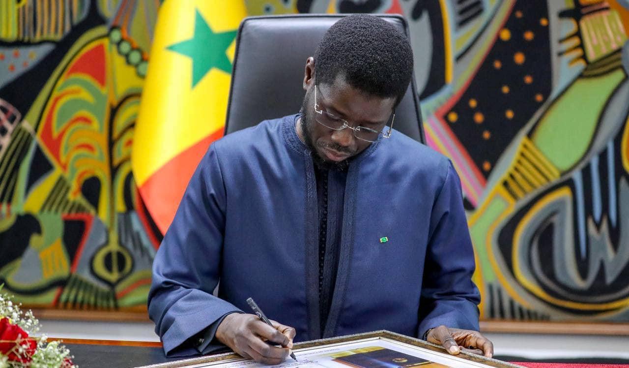 Le président Bassirou Diomaye Faye lors de la signature des articles L29 et L30
