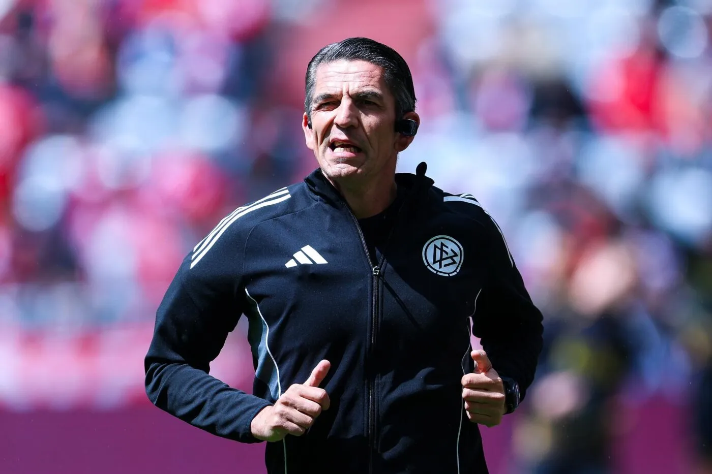 Deniz Aytekin, arbitre emblématique du football allemand, lors de son dernier match en Bundesliga