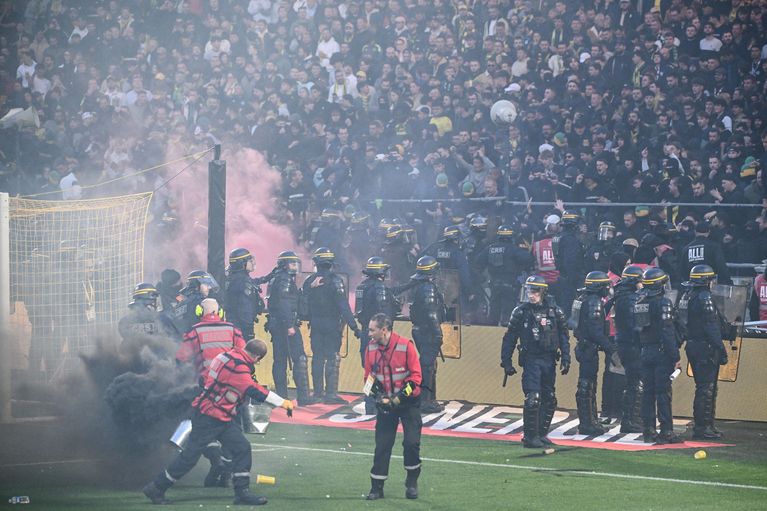 Des CRS déployés pour sécuriser la tribune des supporters nantais après les incidents