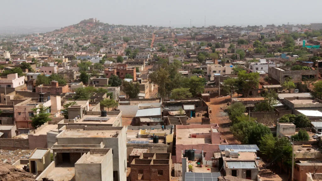 Manifestation au Mali avec des drapeaux