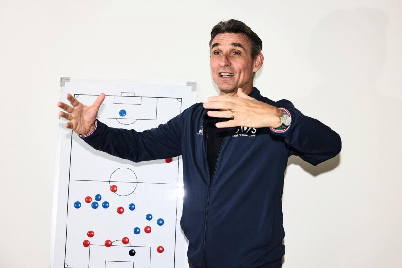 Libérés par l'enjeu d'un match de prestige à Londres, les Lensois avaient un plan de jeu assumé selon Guillaume Warmuz&nbsp;: «&nbsp;Couper l'équipe en deux.&nbsp;» Un choix osé porté par la décision de repasser à quatre défenseurs derrière. (Roberto Frankenberg /L'Équipe)