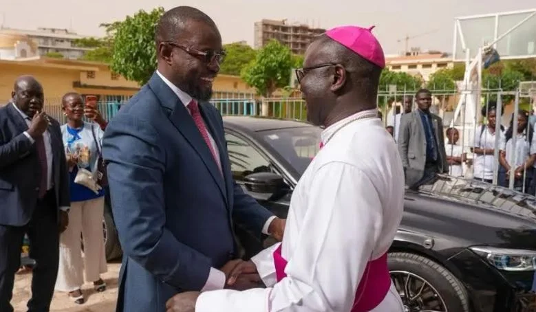 popenguine : ousmane sonko rencontre monseigneur andré guéye avant le pèlerinage marial