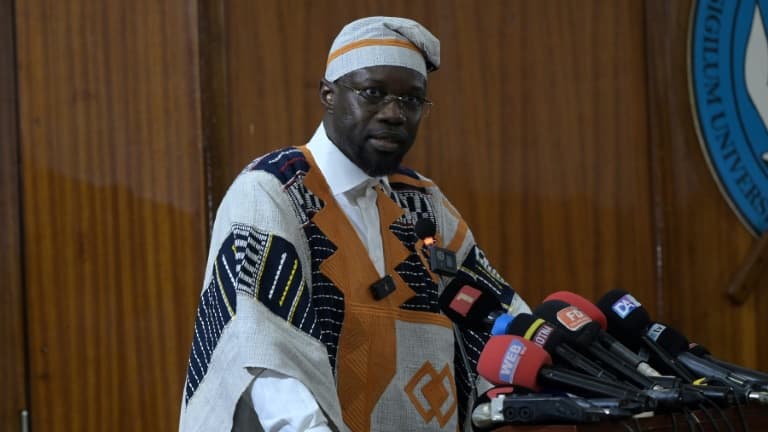 Le Premier ministre sénégalais Ousmane Sonko prononce un discours lors d'une conférence à l'université Cheikh Anta Diop de Dakar