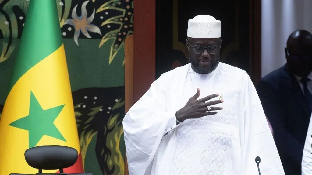 Portrait de Malick Ndiaye dans un bureau politique