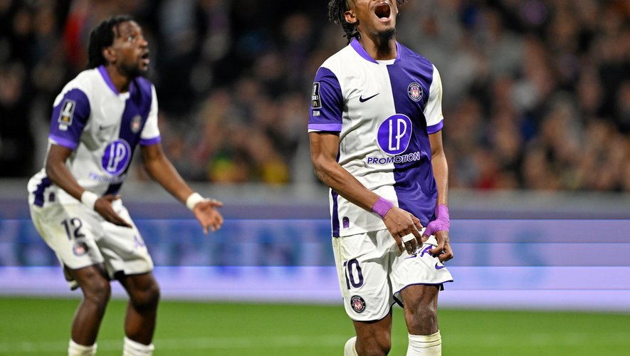 Yann Gboho et les joueurs du TFC Toulouse célèbrent leur 9e place en Ligue 1