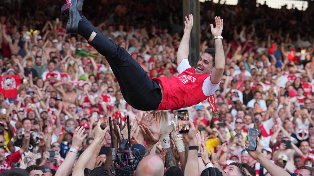 L'entraîneur d'Arsenal, Mikel Arteta, est porté en triomphe par les joueurs après leur victoire en Premier League face à Crystal Palace à Londres, en Angleterre, le dimanche 24 mai 2026.