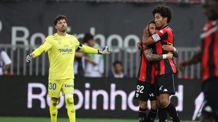 La joie des Niçois Jonathan Clauss et Dante après l'ouverture du score face à Saint-Étienne en barrage Ligue 1/Ligue 2
