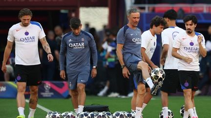 Luis Enrique entouré des joueurs du PSG lors de la préparation de la finale de Ligue des champions à Budapest