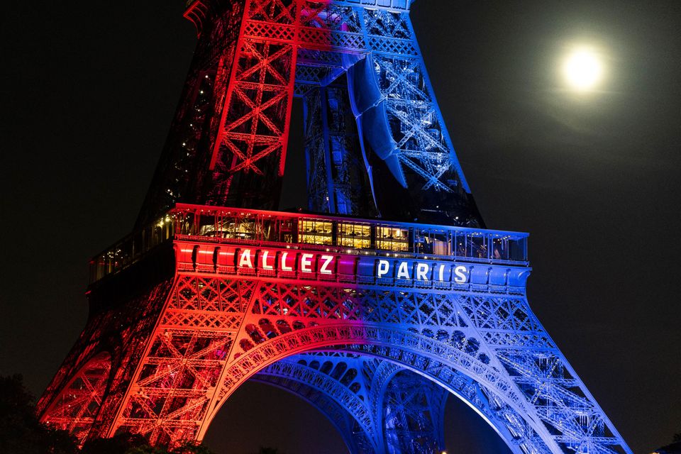 La Tour Eiffel illuminée aux couleurs du football