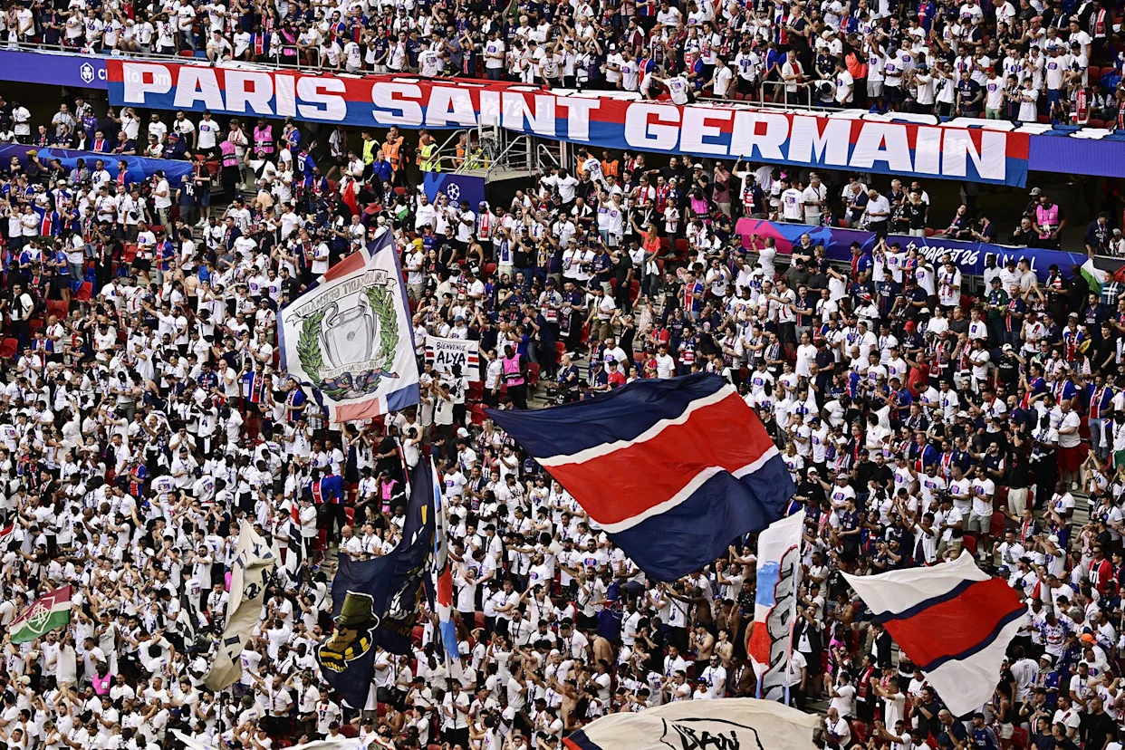 Célébration des supporters avant la finale de la Ligue des champions entre Arsenal et le PSG