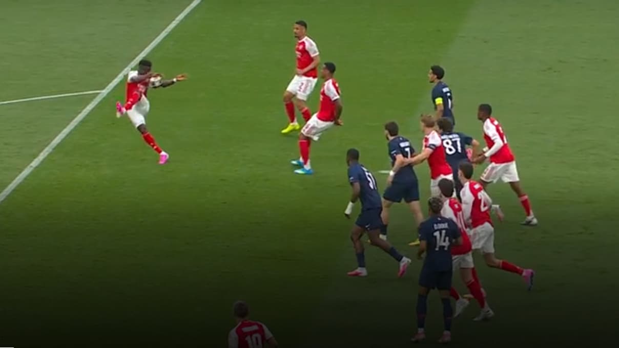 main de Bukayo Saka lors de PSG-Arsenal en finale de Ligue des champions