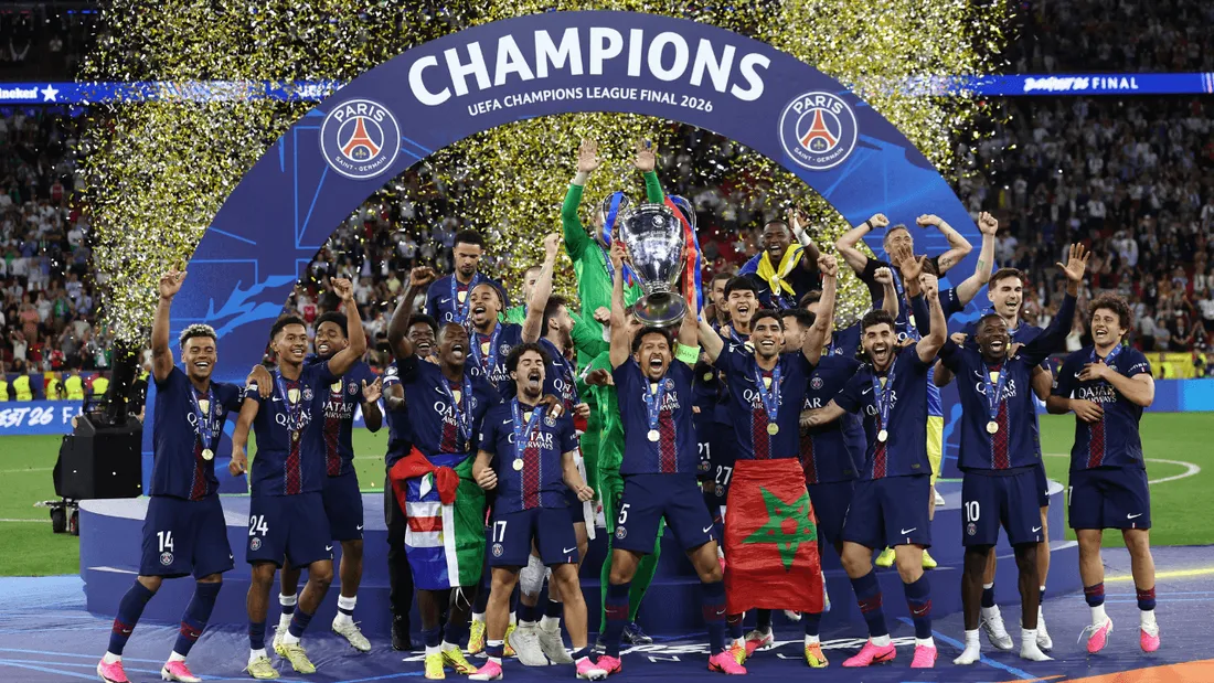 Les joueurs du PSG brandissent la Coupe aux grandes oreilles pour la deuxième année consécutive