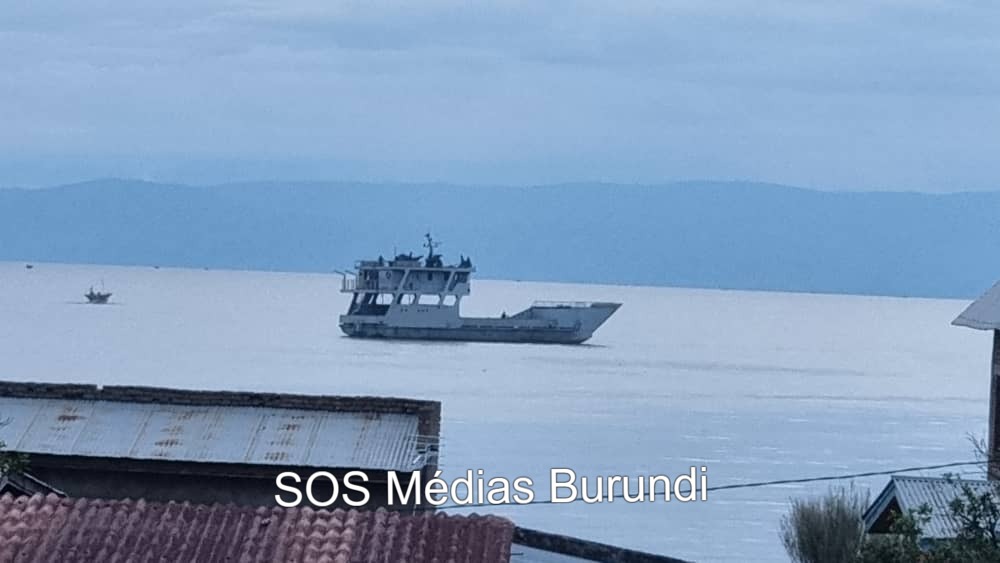 Un navire de la marine burundaise sur le lac Tanganyika avec des soldats de la FDNB