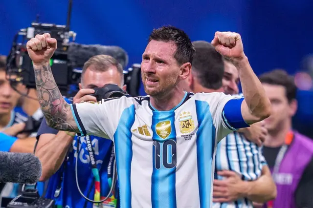Lionel Messi, numéro 10 de l'Argentine, célébrant une victoire en Coupe du monde