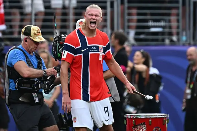 Erling Braut Haaland, attaquant norvégien, célébrant une victoire en Coupe du monde