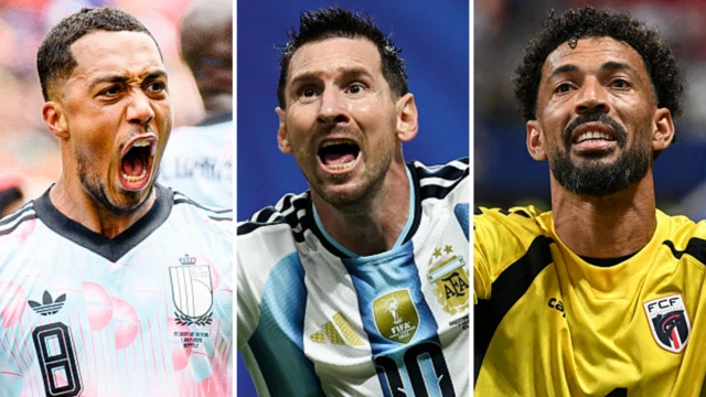 Le Belge Youri Tielemans, l'Argentin Lionel Messi et le gardien capverdien Vozinha célébrant des exploits footballistiques