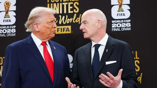 Donald Trump et Gianni Infantino, discutant lors de la Coupe du monde 2026