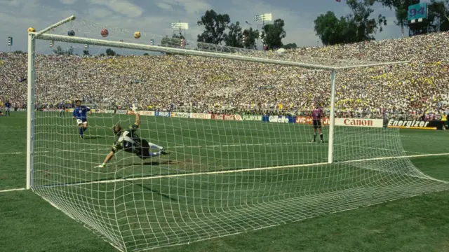 Roberto Baggio ratant un penalty en finale de la Coupe du monde 1994