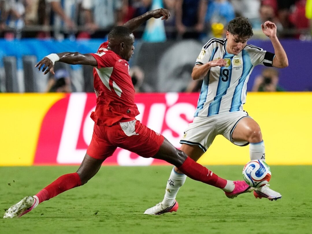 Julian Alvarez célèbre son but pour l'Argentine lors du match contre la Suisse en quart de finale du Mondial 2026.