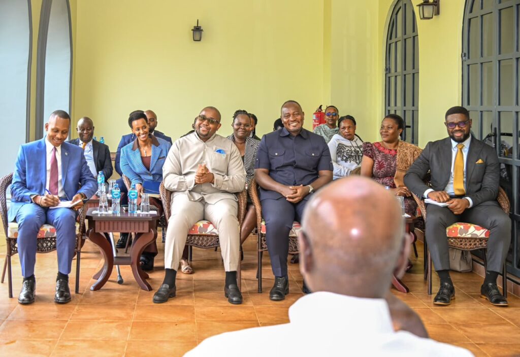 Rencontre entre Floribert Anzuluni Isiloketshi et Yoweri Museveni à la ferme de Kisozi en Ouganda