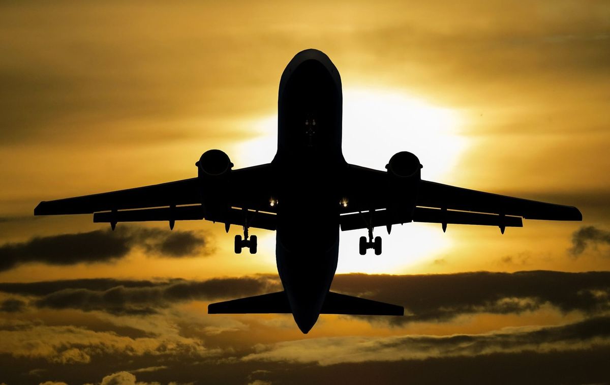 Avion en vol illustrant la future liaison aérienne Tchad-Libye