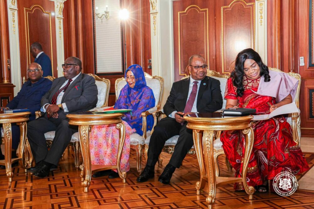 Le président du Tchad et la délégation de la CEEAC lors d'une rencontre officielle