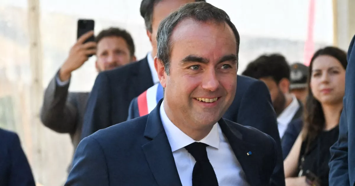 Sébastien Lecornu en discussion avec des responsables