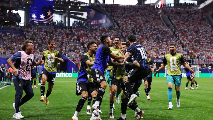 Des joueurs de soccer argentins célèbrent une victoire en demi-finale de Coupe du monde