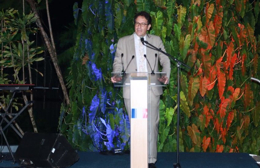 ambassadeur de France au Gabon prononçant un discours