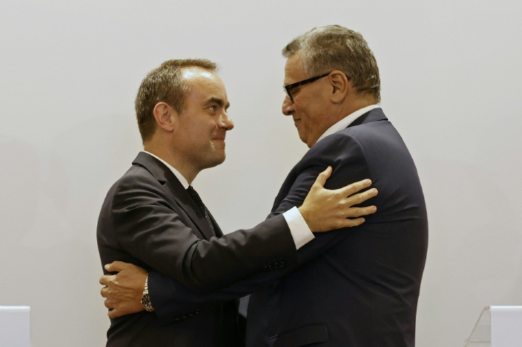 Sébastien Lecornu et Aziz Akhannouch lors d'une accolade symbolique