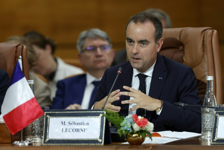 Sébastien Lecornu s'exprimant lors d'une séance de travail avec des ministres marocains