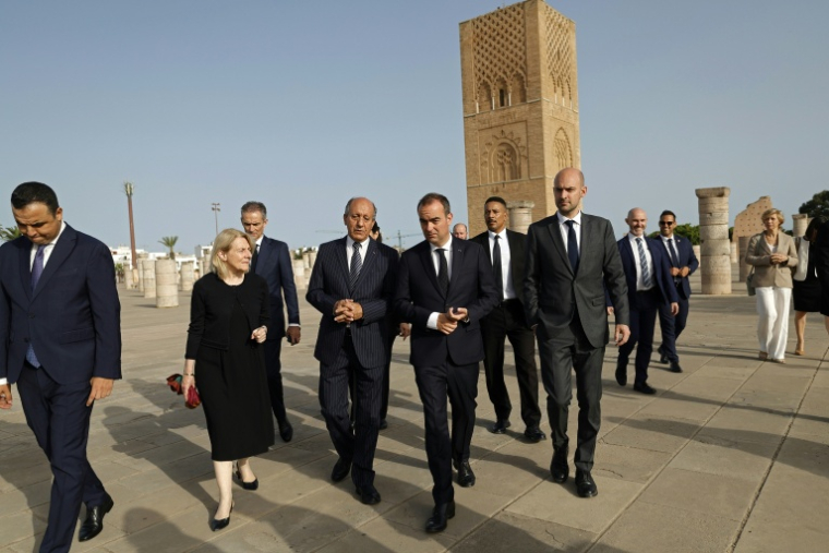 La délégation française conduite par Sébastien Lecornu au Mausolée royal de Rabat