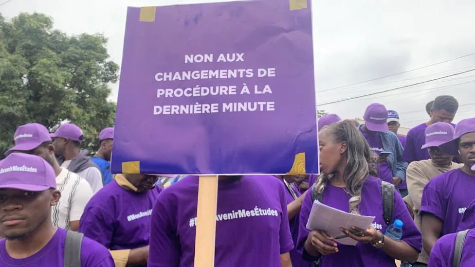 Étudiant camerounais préparant un dossier de visa pour la France