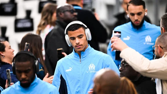 Mason Greenwood en discussion avec le staff de l'OM