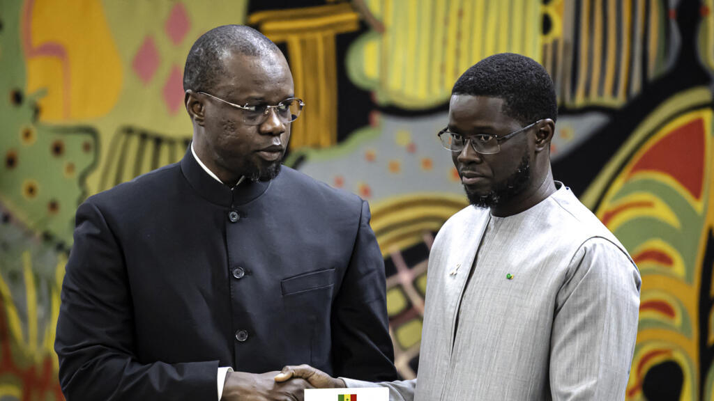 Le président Bassirou Diomaye Faye (à droite) et l'ancien Premier ministre Ousmane Sonko (à gauche) lors d'une réunion au palais présidentiel de Dakar en octobre 2025