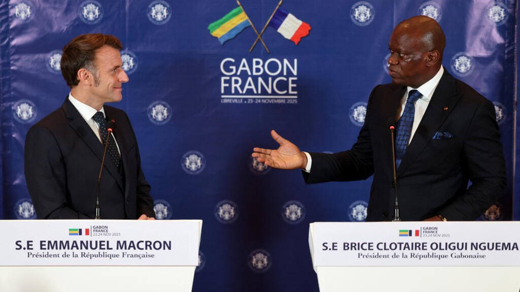 Rencontre entre les présidents français et gabonais, Emmanuel Macron et Brice Oligui Nguema, lors d'une conférence de presse conjointe à Libreville en novembre 2025.
