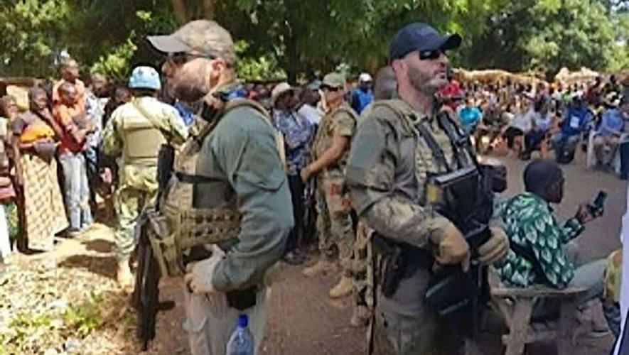 Portrait d'un lanceur d’alerte centrafricain dont la demande d'asile en France a été refusée, vivant caché avec ses proches en attendant un recours.
