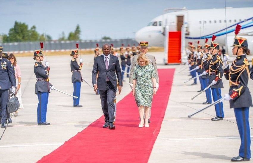 Le président Oligui Nguema et la ministre française de la culture en discussion