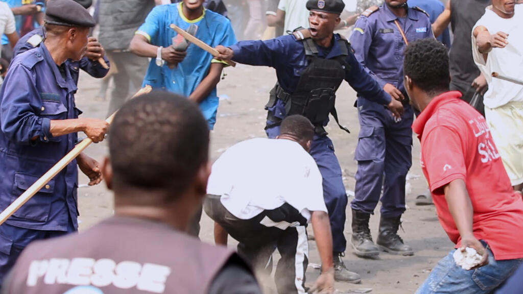 Affrontements entre forces de l'ordre et manifestants à Kinshasa en juin 2026 lors d'une mobilisation contre une révision constitutionnelle (image illustrative).