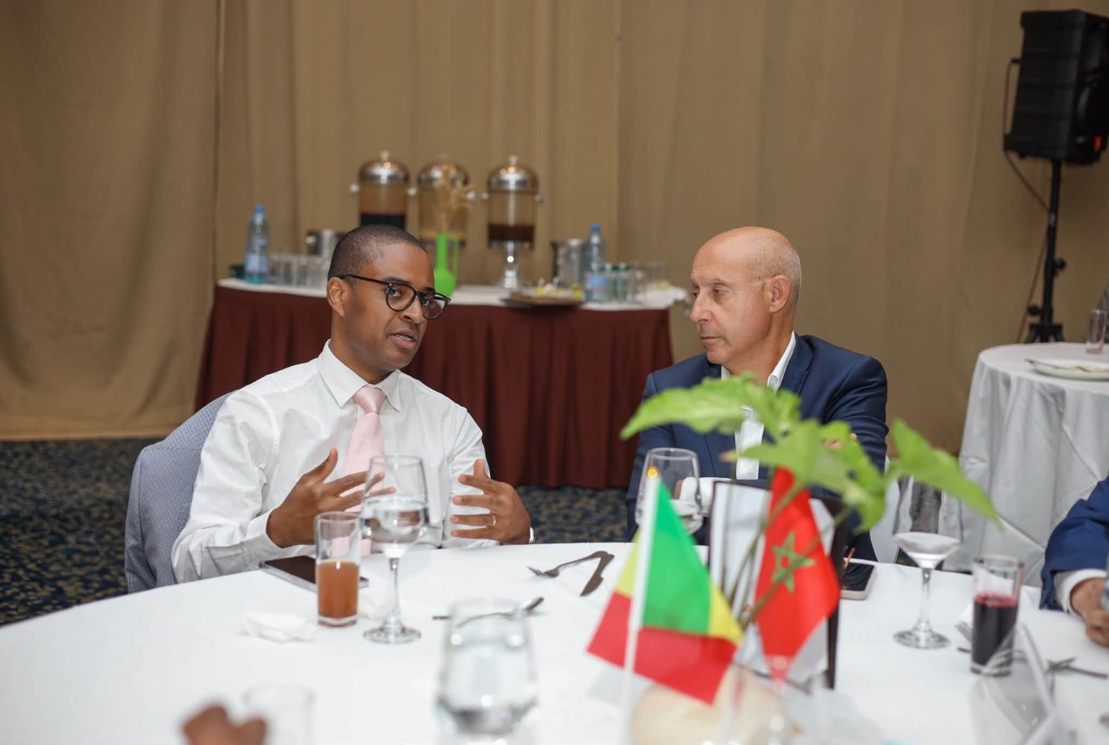 Délégations malienne et marocaine lors de la rencontre
