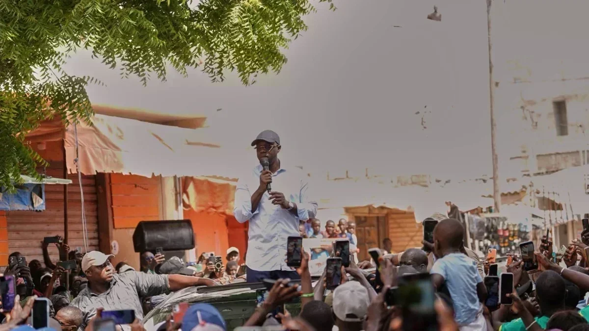 Soutien de Sonko aux militants pastef à Bargny pour la campagne des cartes Soutien de Sonko aux militants pastef à Bargny pour la campagne des cartes